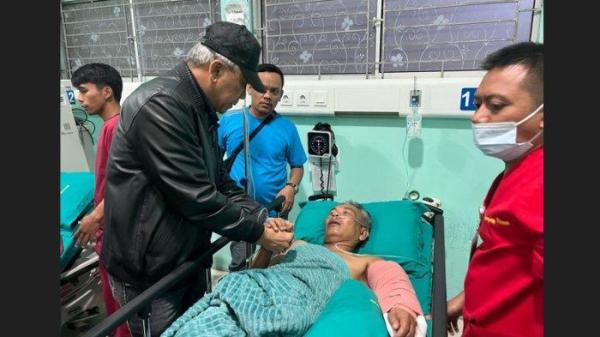 JAKSA DIBACOKI OTK : Kajari Deli Serdang, Muhammaf Jeffry melihat dua orang anggotanya yang menjadi korban pembacokan OTK di RSUD Amri Tambunan Lubuk Pakam. Kasus pembacokan ini kini jadi atensi khusus Polres Sergai dan Kejari Deli Serdang.