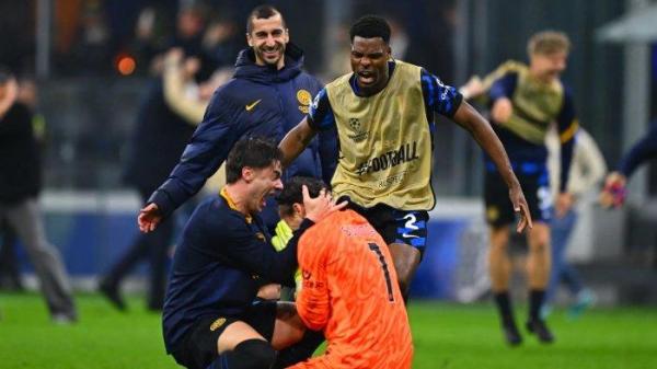 SELEBRASI INTER - Para pemain Inter Milan mendatangi kiper Yann Sommer setelah pertandingan menghadapi Barcelona di leg kedua semifinal Liga Champions 2024/2025, Rabu (7/5/2025). (Website Inter Milan - 7/5/2025)