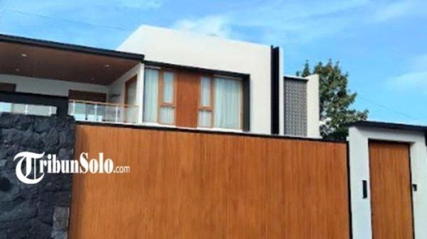 RUMAH MEWAH - Penampakan rumah megah milik Kepala Dinkes Kabupaten Karanganyar Purwati yang kini menjadi tersangka tindak pidana korupsi pengadaan alat kesehatan (Alkes) Puskemas dan Posyandu di Karanganyar tahun 2023, di Kelurahan/Kecamatan/Kabupaten Karanganyar, Sabtu (23/5/2025).