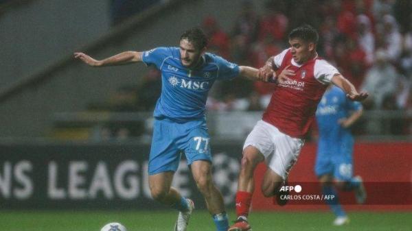 Penyerang Napoli asal Georgia #77 Khvicha Kvaratskhelia (Kiri) berebut bola dengan bek Spanyol Sporting Braga #02 Victor Gomez (kanan) selama pertandingan sepak bola grup C hari putaran pertama Liga Champions UEFA 1 antara SC Braga dan Napoli di stadion Kota Braga pada 20 September 2023.