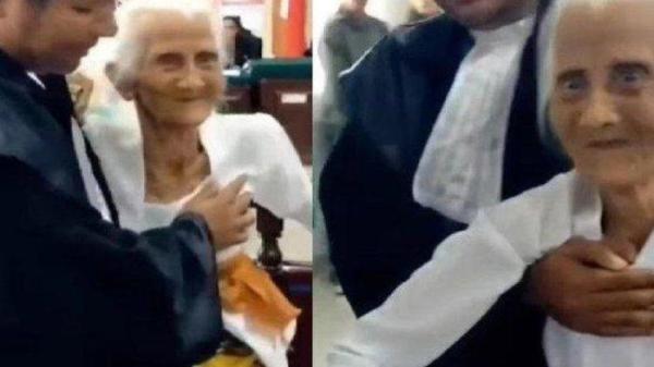 NENEK JADI TERDAKWA - Nenek Ni Nyoman Reja saat mendatangi persidangan kasus pemalsuan silsilah. Ia tampak dipapah saat masuk ruang sidang.