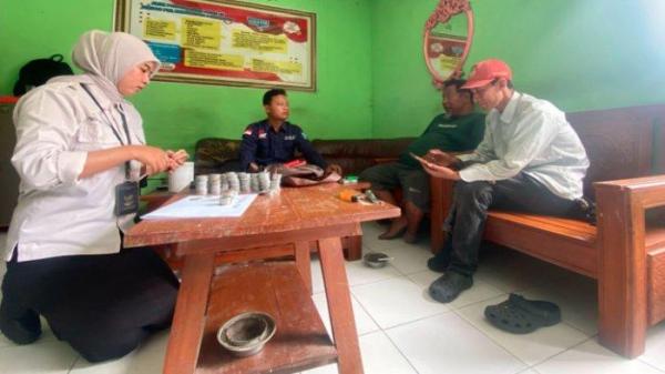TERTIBKAN PENGEMIS - Pengemis berinisial S (bermain handphone) warga Kota Blitar Jatim dan DU warga Kabupaten Sragen Jateng saat dibina di Kantor Dinsos P3A, Jalan Gondosuli, Kelurahan Nologaten, Kecamatan/Kabupaten Ponorogo, Jatim, Selasa (11/3/2025).