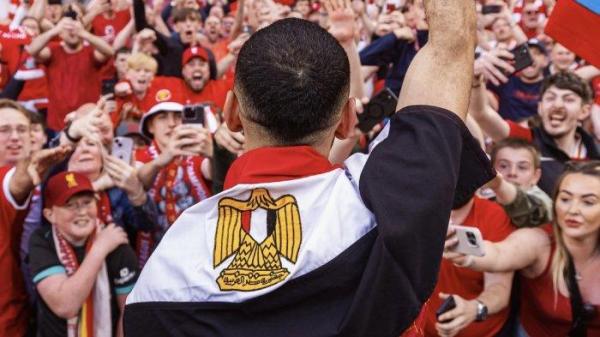 TERSUKSES - Pemain andalan Liverpool, Mohamed Salah saat berselebrasi di hadapan fansnya. Liverpool jadi klub tersukses di Liga Inggris.