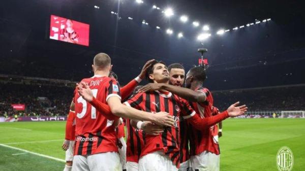 BERSINAR - Gelandang AC Milan berdarah Maluku, Tijjani Reijnders merayakan gol yang ia cetak saat melawan Inter Milan di Serie A pada Senin (3/2/2025).