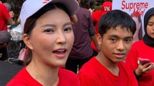 BETRAND DIIZINKAN PACARAN - Betrand Peto mengunggah fotonya bersama Sarwendah ke Instagram pada 14 Februari 2023. Saat ini Sarwendah telah mengizinkan putra angkatnya itu untuk berpacaran.