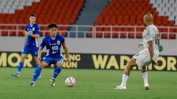 CUPLIKAN LAGA LIGA 1 - Bek PSIS Semarang, Alfeandra Dewangga (kiri) saat menghadapi striker Persib Bandung, David da Silva (kanan) dalam lanjutan Liga 1 2024/2025.