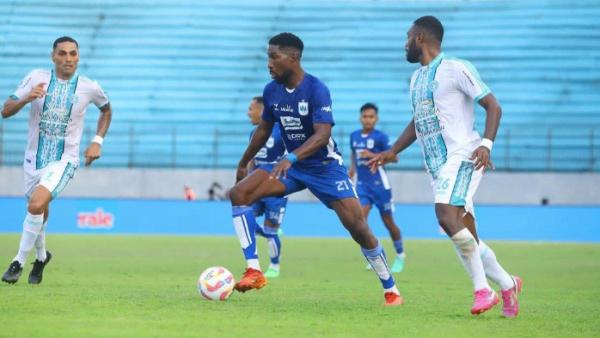 AKSI BOUBAKARY DIARRA - Potret aksi Boubakary Diarra saat membela PSIS Semarang pada laga gelaran Liga 1 2024/2025.
