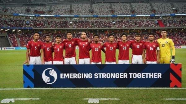 Starting eleven Timnas Indonesia dalam pertandingan Piala AFF 2021, dari kiri Rizky Ridho, Ricky Kambuaya, Witan Sulaeman, Fachruddin Aryanto, Ezra Walian, Ramai Rumakiek, Pratama Arhan, Alfeandra Dewangga, Rachmat Irianto, Asnawi Mangkualam (c) dan Nadeo Agrawinata.