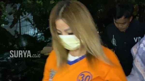 DIANA DIBAWA KE POLDA JATIM - Saat Jan Hwa Diana dibawa penyidik Renakta Ditreskrimum Polda Jatim memasuki Gedung Ditreskrimum Mapolda Jatim, pada Kamis (22/5/2025)