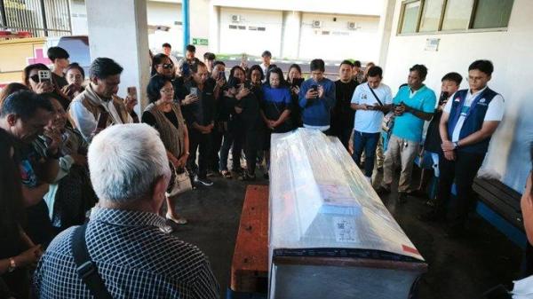 TIBA - Jenazah Nahtasya Antou tiba di Bandara Sam Ratulangi Manado, Sulawesi Utara, Senin 26 Mei 2025. Jenazah Natasya Antou warga Sulut yang meninggal di Kamboja langsung dibawa ke rumah duka.