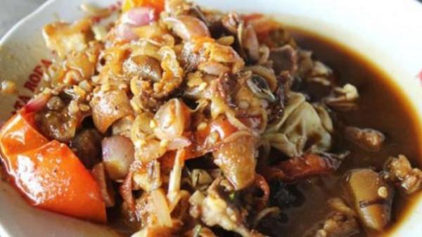 Tongseng di Sate Petir Pak Nano, di dusun Menayu, Kelurahan Tirtonirmolo, Kecamatan Kasihan, Kabupaten Bantul, DI Yogyakarta.
