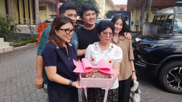 KELUARGA - anak dan istri dari Pendeta Hein Arina, Kristi Karla Arina dan Vanny Suoth serta keluarga