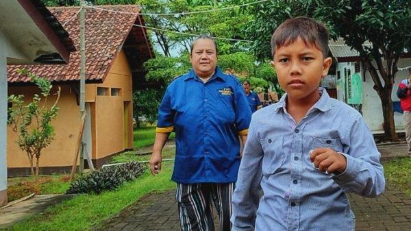 KEMBALI BERSTATUS WNI - Chen-chen mengenakan pakaian biru dan Ijal saat menuju ke kehidupan barunya di Panti Sosial PGOT Mardi Utomo Semarang, Senin (26/5/2025). Kini dia kembali bernama Magdalena dan berstatus WNI setelah 9 tahun lamanya berstatus warga Taiwan. 