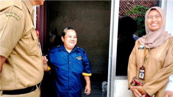 KEMBALI BERSTATUS WNI - Chen-chen mengenakan pakaian biru di Panti Sosial PGOT Mardi Utomo Semarang, Senin (26/5/2025). Kini dia kembali bernama Magdalena dan berstatus WNI setelah 9 tahun lamanya berstatus warga Taiwan.