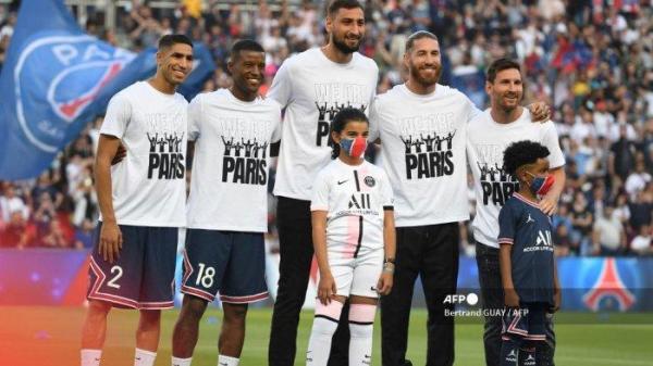 (Dari kiri) Bek Paris Saint-Germain Maroko Achraf Hakimi, mifielider Belanda Paris Saint-Germain Georginio Wijnaldum, kiper Paris Saint-Germain Italia Gianluigi Donnarumma, bek Paris Saint-Germain Spanyol Sergio Ramos dan penyerang Paris Saint-Germain Argentina Lionel Messi berpose selama upacara presentasi sebelum pertandingan sepak bola L1 Prancis antara Paris Saint-Germain dan Racing Club Strasbourg di stadion Parc des Princes di Paris pada 14 Agustus 2021.
