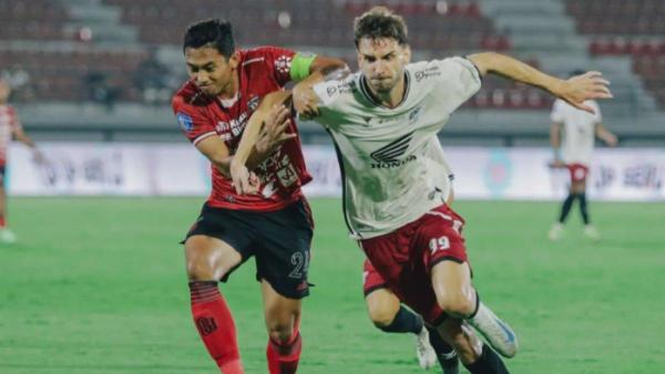 AKSI LAGA - Duel Ricky Fajrin (kiri) dan Nermin Haljeta dalam laga Bali United kontra PSM Makassar di pekan ke-13 di Stadion I Wayan Dipta, Gianyar, Bali, Sabtu (7/12/2024).
