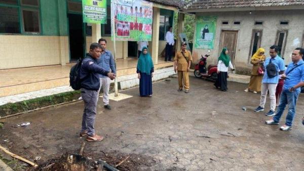 TEMPAT KEJADIAN PERKARA - Pelapor saat menjelaskan kejadian percobaan pembacokan pada Kanit Reskrim Polsek Binakal pada Selasa (27/5/2025).