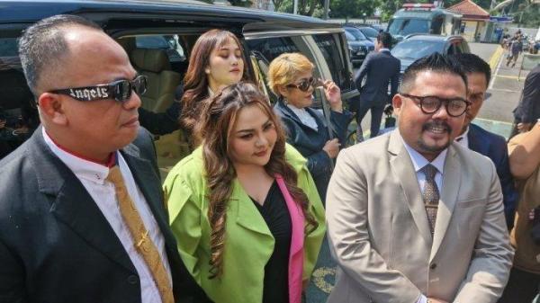 LISA MARIANA HADIR DI PN BANDUNG - Lisa Mariana tampak hadir di PN Bandung usai jalani operasi bariatrik, siap hadapi sidang gugatan lawan Ridwan Kamil.