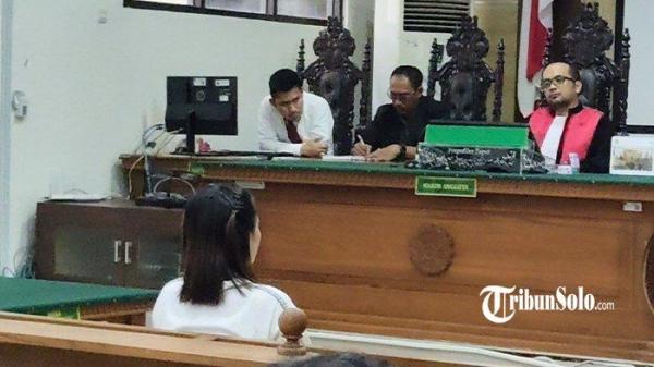 SIDANG VONIS - Sidang vonis atas terdakwa Putri Santi Astuti alias Putri Aquena, di Pengadilan Negeri (PN) Karanganyar, Selasa (27/5/2025). Putri Aquena diputus bersalah atas kasus penipuan dan penggelapan berkedok Arisan dan Investasi Bodong di Solo Raya.