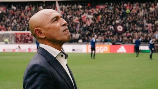 PERSPISAHAN OM SIMON - Pelatih keturunan asal Pulau Maluku, Simon Tahamata, melakukan perpisahan dengan Ajax Amsterdam setelah mengabdi sebagai pelatih akademi, 3 Maret 2024. (Instagram Ajax - 20/5/2025).