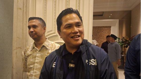 caption: WAWANCARA ERICK THOHIR - Ketua Umum PSSI, Erick Thohir saat diwawancarai usai menghadiri buka bersama di Kediaman Menpora Dito Ariotedjo, Jakarta, Kamis (27/3/2025). Tribunnews/Abdul Majid