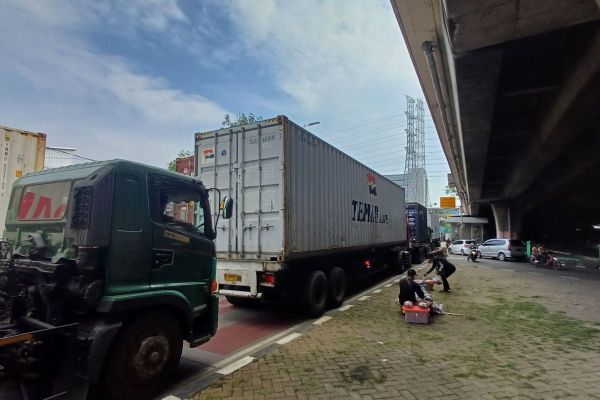 Kemacetan lalu lintas akibat aktivitas bongkar muat di Pelabuhan Tanjung Priok masih terjadi di Jalan Yos Sudarso, Jakarta Utara, pada Jumat (18/4/2025). (KOMPAS.com/BAHARUDIN AL FARISI)