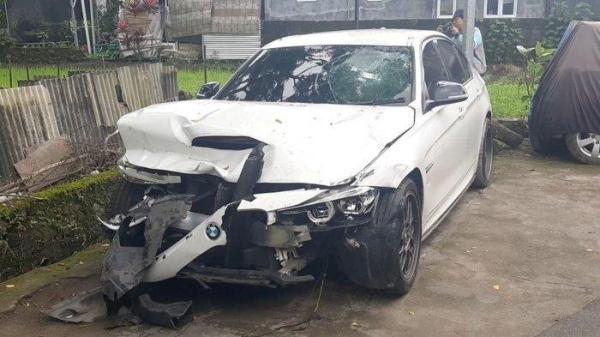 MAHASISWA UGM DITABRAK - Kerusakan bagian depan mobil BMW yang tabrak pemotor di Jalan Palagan Tentara Pelajar, Sleman. <div class=