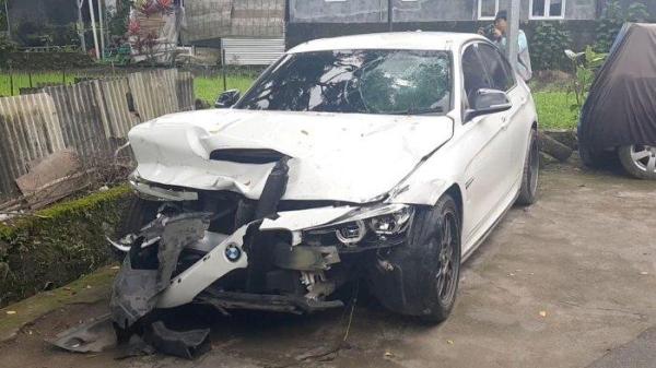 MAHASISWA UGM DITABRAK - Kerusakan bagian depan mobil BMW yang tabrak pemotor di Jalan Palagan Tentara Pelajar, Sleman. Pengemudi BMW, Christiano Tarigan, menabrak mahasiswa UGM, Argo Ericko, pada Sabtu (24/5/2025). <div class=