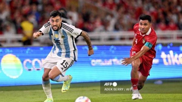 Pemain Argentina Nicolas Ivan Gonzalez (Kiri) dan pemain Indonesia Asnawi Mangkualam Bahar memperebutkan bola dalam pertandingan sepak bola persahabatan internasional antara Timnas Indonesia dan Argentina di Jakarta pada 19 Juni 2023.