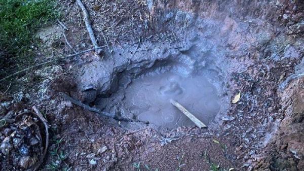 LUMPUR PANAS - Potret Kondisi Lubang Lumpur Panas di Desa Toraget, Langowan, Kab. Minahasa, Sulawesi Utara (Kamis 29/5/2025). Menurut warga, keberadaan lubang tersebut tak membahayakan masyarakat.