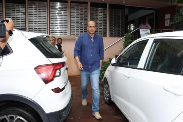 Ashutosh Gowarikar at  Roni Mukherjee's funeral.