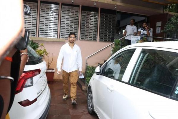 Ayan Mukerji at Roni Mukherjee's funeral.