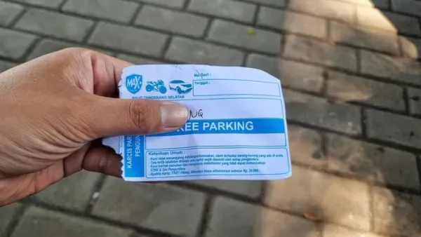 Kondisi area parkir RSUD Tangerang Selatan yang kini tak lagi dikuasai ormas Pemuda Pancasila (PP). <div class=