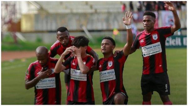 SELEBRASI PERSIPURA - Pemain Persipura Jayapura termasuk juga Ramai Rumakiek dan Boaz Solossa merayakan gol ke gawang RANS Nusantara FC pada matchday kedelapan grup K babak degradasi Liga 2 2024/2025, Jumat (21/2/2025). (Instagram Persipura Jayapura - 21/2/2025)