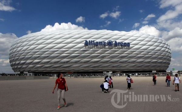 Stadion Sepak Bola Allianz Arena, Muenchen, Jerman, Minggu (11/8/2013). Stadion moderen karya arsitek ternama Jaques Herzog dan Pierre de Meuron ini mampu menampung 70.000 penonton. KOMPAS IMAGES/KRISTIANTO PURNOMO