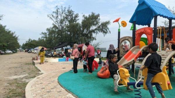 Aktivitas para wisatawan di Pantai Marina Semarang saat libur panjang 2