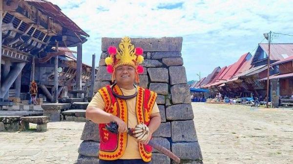 AKTIVIS KEPULAUAN NIAS EDIZARO LASE - Aktivis asal Kepulauan Nias, Edizaro Lase saat mengunjungi Desa Bawömataluo di Nias Selatan yang terkenal sebagai desa budaya dan budaya yang terkenal di desa ini adalah tradisi 