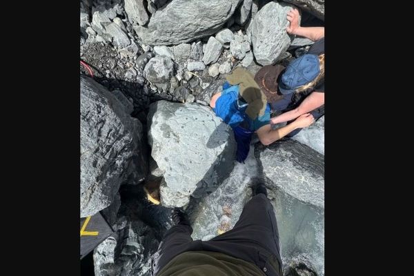 Seorang pria lansia tertimpa batu besar di Sungai Fourth of July, Alaska, AS, Sabtu (24/5/2025).