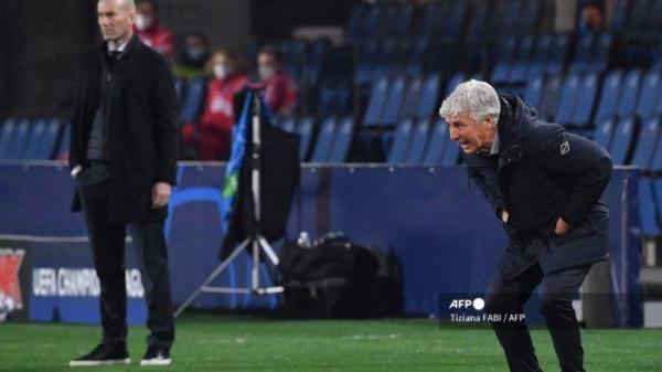 Pelatih Italia Atalanta Gian Piero Gasperini (kanan) bereaksi ketika pelatih Real Madrid Prancis Zinedine Zidane (Belakang kiri) menyaksikan pertandingan leg pertama babak 16 besar Liga Champions UEFA Atalanta vs Real Madrid pada 24 Februari 2021 di Atleti Azzurri d ' Stadion Italia di Bergamo.
Tiziana FABI / AFP