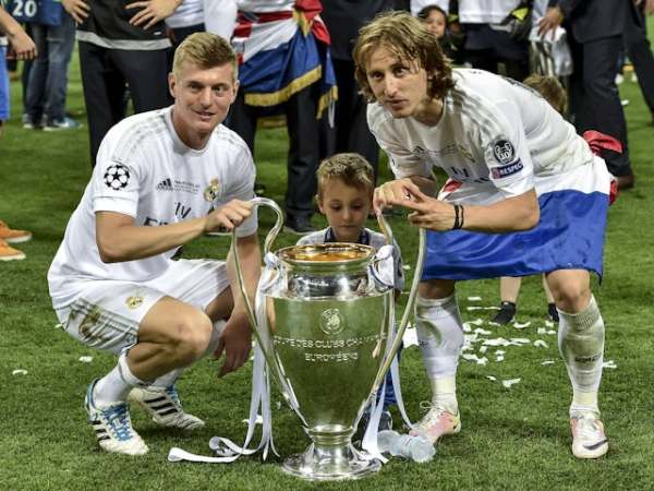 Real Madrid's Luka Modric and Toni Kroos with the Champions League trophy on May 28, 2016
