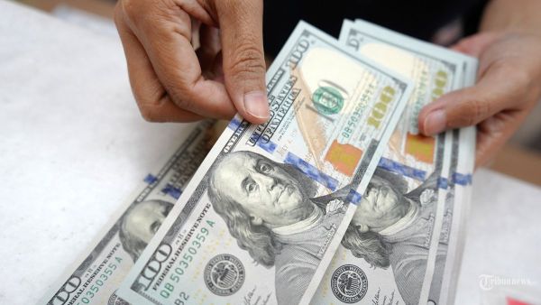 NILAI TUKAR RUPIAH - Petugas menunjukan uang pecahan dolar AS di gerai penukaran mata uang asing Ayu Masagung, Jakarta Pusat, Senin, (8/4/2025). Nilai tukar rupiah terhadap dolar AS pada hari ini dibuka pada posisi Rp 16.850 per Dolar AS atau melemah 1,78 persen. Usai libur Lebaran Idulfitri 1446 H. Ambrolnya rupiah ini disebabkan oleh sejumlah sentimen yang datang dari global, utamanya kebijakan tarif Donald Trump. Tribunnews/Jeprima