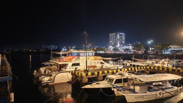 TRAVEL: Suasana malam hari di Manado Bay di Dermaga Youth Centre Kawasan MegaMas, Manado, Sulawesi Utara (Sulut), Rabu (21/5/2025).