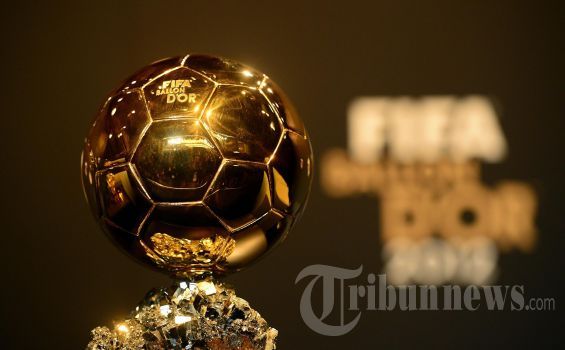 Piala The FIFA Ballon d'or dipajang sebelum upacara penghargaan Ballon d'Or di Kongresshaus di Zurich. Senin (7/1/2013) (AFP PHOTO / OLIVIER MORIN)


The Fifa Ballon d'or trophy is pictured ahead of the Ballon d'Or awards ceremony on January 7, 2013 at the Kongresshaus in Zurich. AFP PHOTO / OLIVIER MORIN