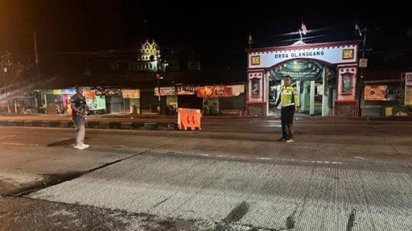 KECELAKAAN DI GRESIK: Polisi melakukan olah TKP kecelakaan di Jalan Raya Duduksampeyan, Kecamatan Duduksampeyan, Gresik, Kamis (29/5/2025) pukul 20.00 WIB. Seorang pengendara motor meninggal dunia dan empat orang mengalami luka-luka akibat kecelekaan ini. (TRIBUN JATIM/ISTIMEWA)