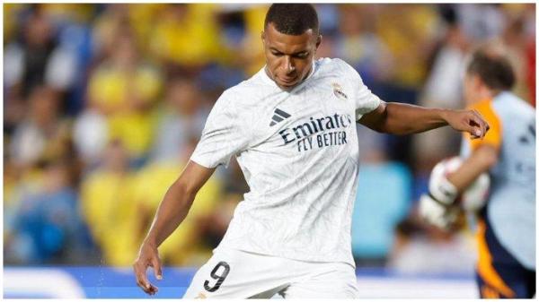 MBAPPE PEMANASAN - Kylian Mbappe saat menjalani sesi pemanasan di laga Real Madrid.