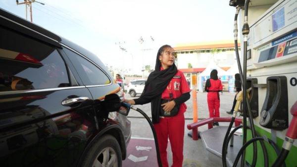 LAYANI PELANGGAN -Salah seorang petugas SPBU melayani pembeli BBM. 