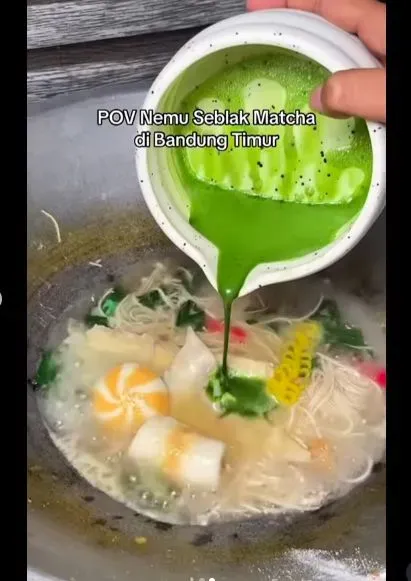 Unik! Seblak Ini Disajikan dengan Kuah Matcha