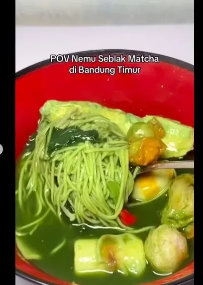 Unik! Seblak Ini Disajikan dengan Kuah Matcha