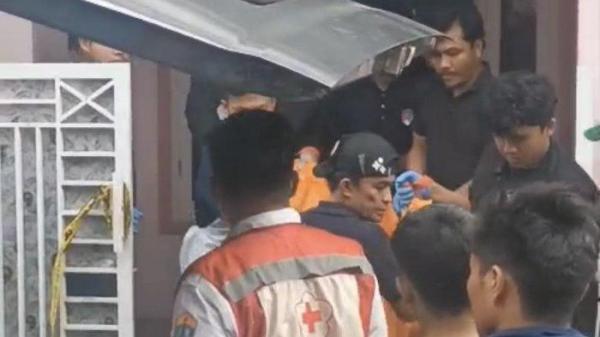 PASUTRI KORBAN PERAMPOKAN - Pasangan suami istri (pasutri) di Serang, Banten, bernama Wadison Pasaribu (37) dan Petry Sihombing (35) diduga menjadi korban perampokan pada Minggu (1/6/2025). Nahas, Petry ditemukan tewas dalam kondisi tangan terikat di kamarnya. Sementara Wadison ditemukan selamat dalam kondisi terbungkus karung. Kini, Wadison tengah dirawat di RS Bhayangkara karena kritis.