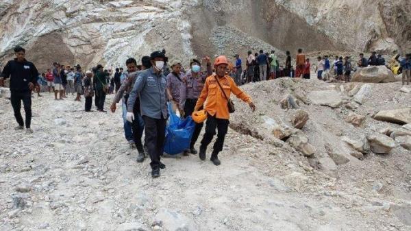 KORBAN LONGSOR - Evakuasi korban longsor tambang galian C Gunung Kuda Cirebon, 30 Mei 2025.